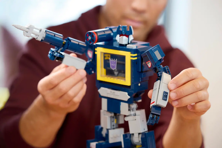 LEGO® Icons Transformers: Soundwave 10358