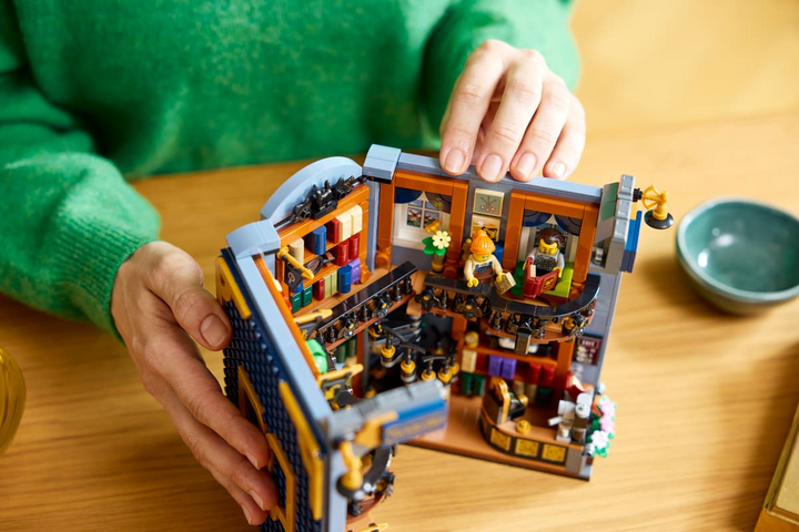 LEGO® Icons Bookstore: Book Nook 11379