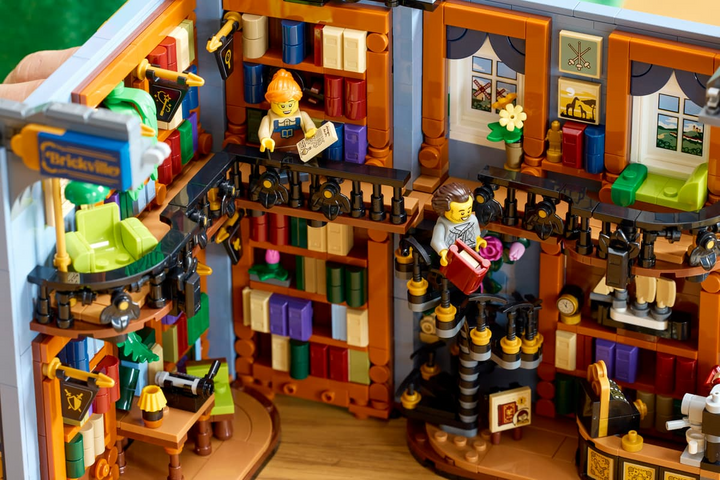 LEGO® Icons Bookstore: Book Nook 11379