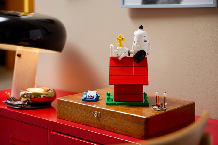 LEGO® Ideas Peanuts: Snoopy's Doghouse 21368