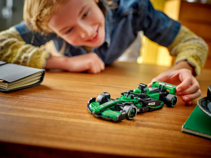 LEGO® Speed Champions KICK Sauber F1® Team C44 Race Car 77247