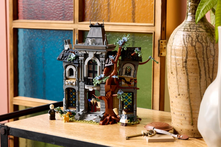 LEGO® Icons Mayor Manor 11383