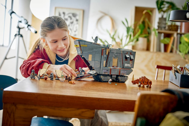 LEGO® Star Wars™ Offworld Sandcrawler™ and Mudhorn 75453