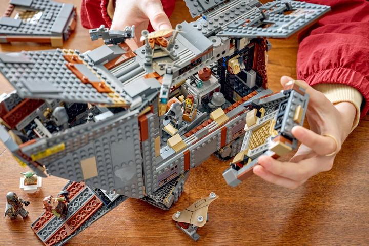 LEGO® Star Wars™ Offworld Sandcrawler™ and Mudhorn 75453