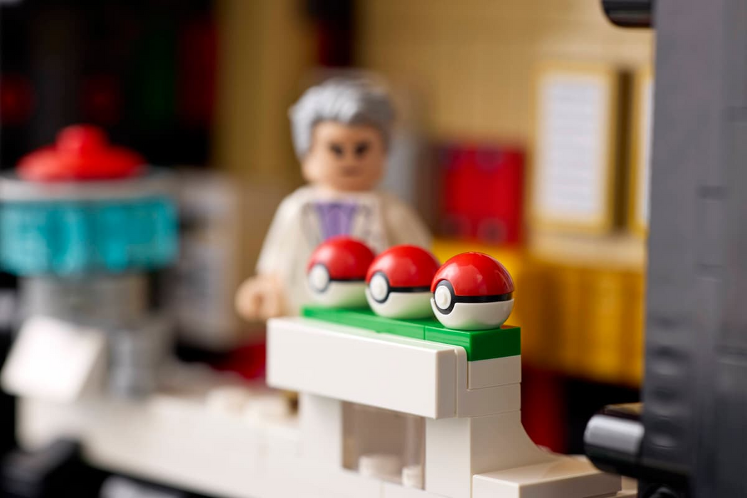 LEGO® Pokémon Iconic Trainer Moments Poké Ball