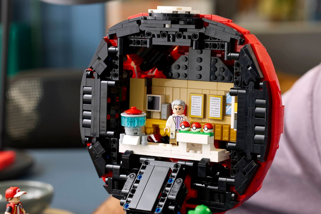 LEGO® Pokémon Iconic Trainer Moments Poké Ball