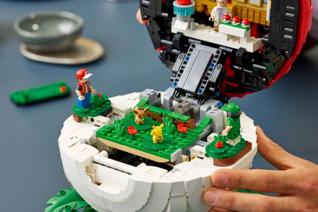 LEGO® Pokémon Iconic Trainer Moments Poké Ball