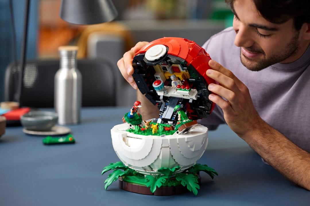 LEGO® Pokémon Iconic Trainer Moments Poké Ball