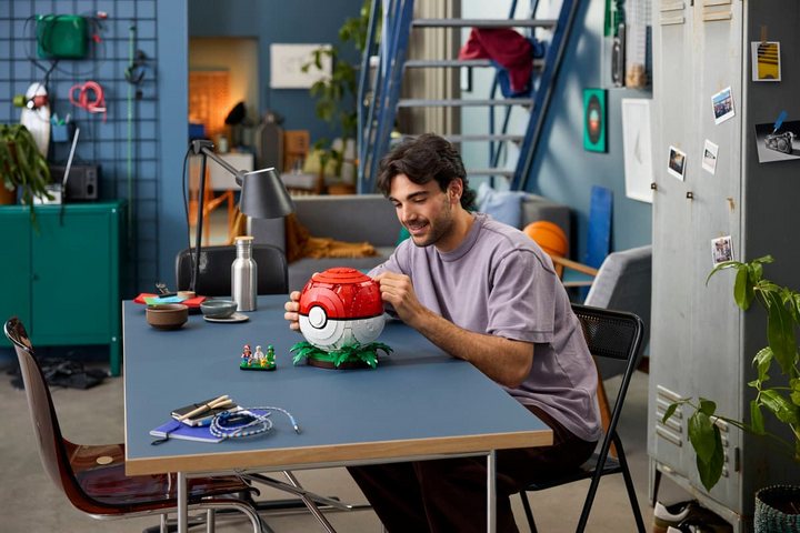 LEGO® Pokémon Iconic Trainer Moments Poké Ball
