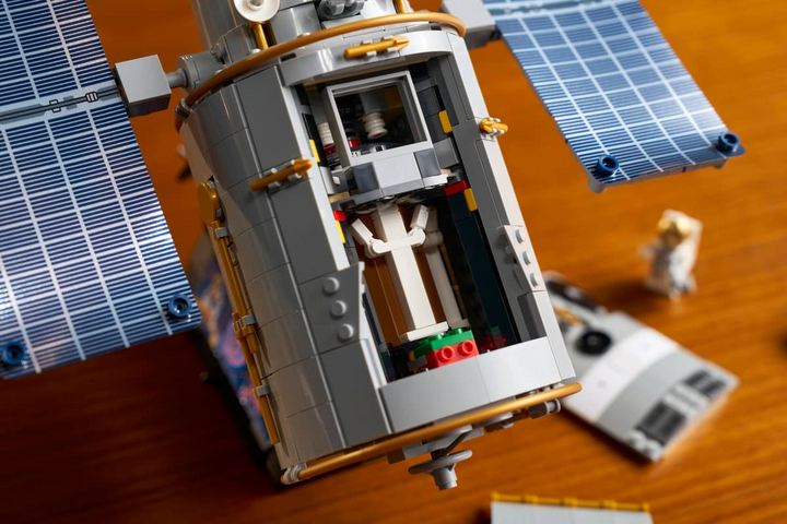 LEGO® Icons Hubble Space Telescope 11382
