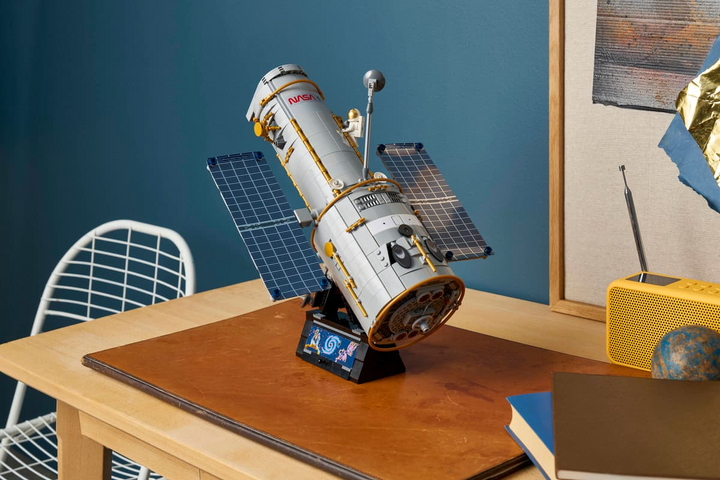 LEGO® Icons Hubble Space Telescope 11382